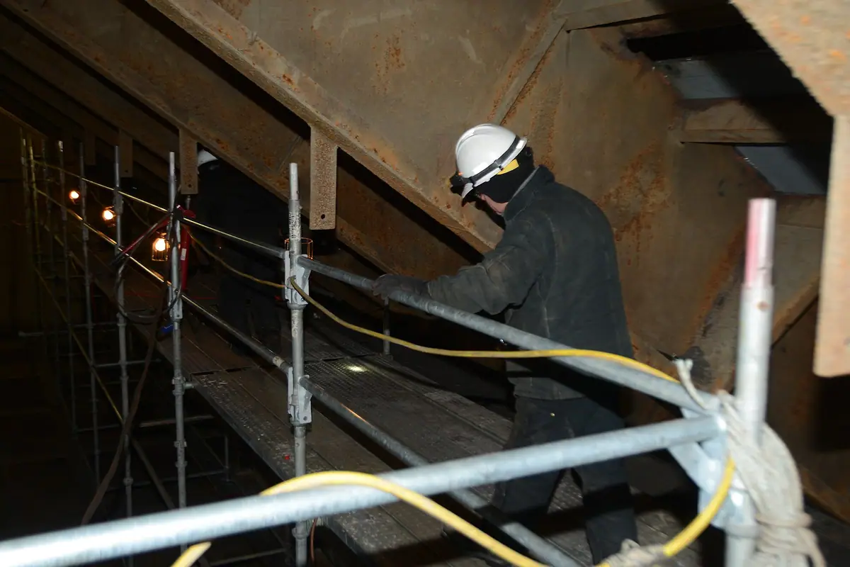 Inspecteur maritime au travail à l'intérieur d'un navire