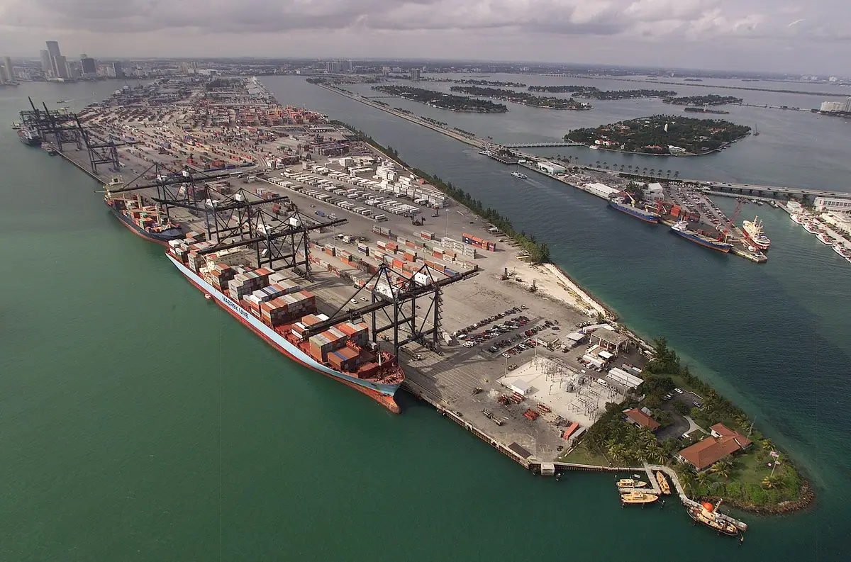 Vue aérienne d'un port à conteneurs avec ses portiques, ses quais et ses navires à couple